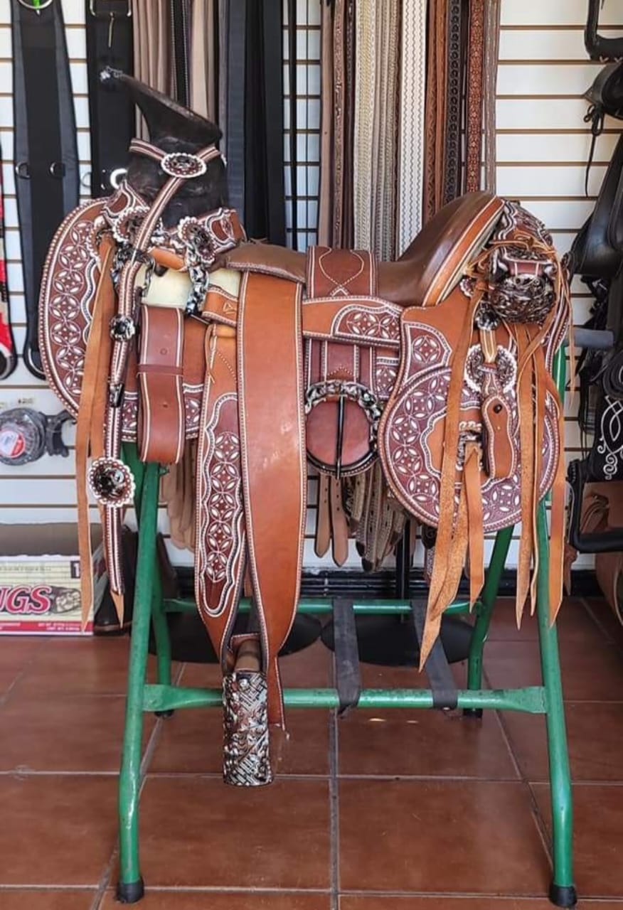 Fine Mexican Charro Saddle with Cantinas: Complete Set with Fuste 15 and Accessories.