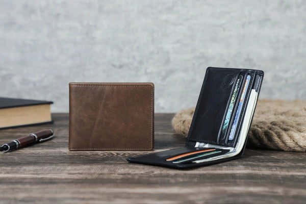 Streamlined Simplicity: Minimalist Wallet for Men with RFID Protection and Magnet Closure